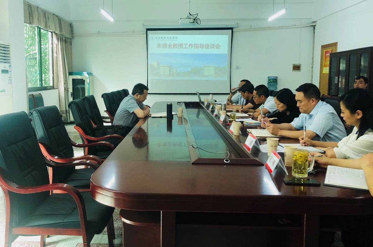 图片包含 室内, 桌子, 人, 笔记本描述已自动生成