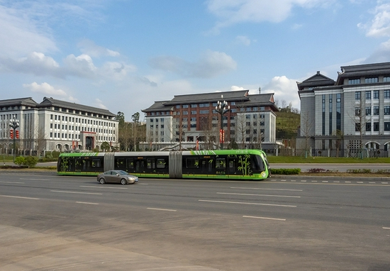 资料图片，智轨驶过四川大学宜宾园区。曾朗/摄