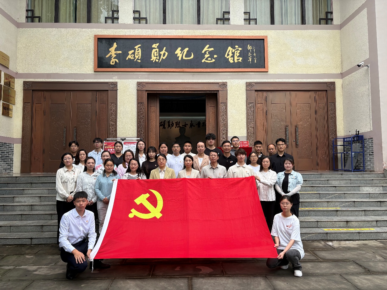 汽车与轨道交通学院开展“红廉双育淬初心 知行合一担使命”主题党日活动