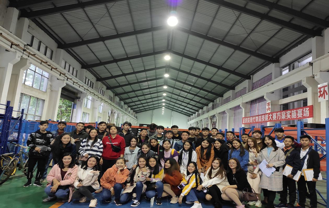 说明: 参观实训室