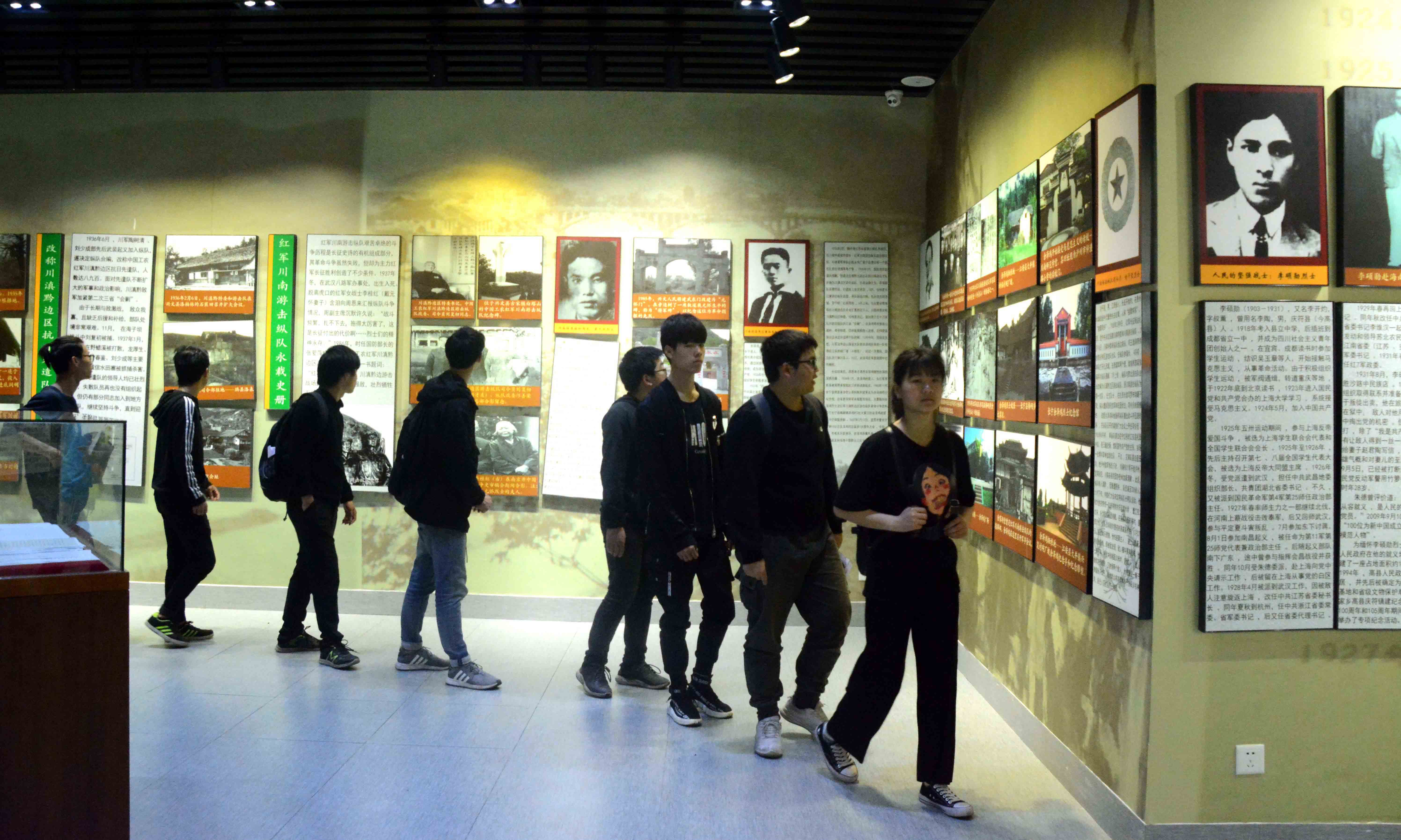 参观革命烈士纪念馆