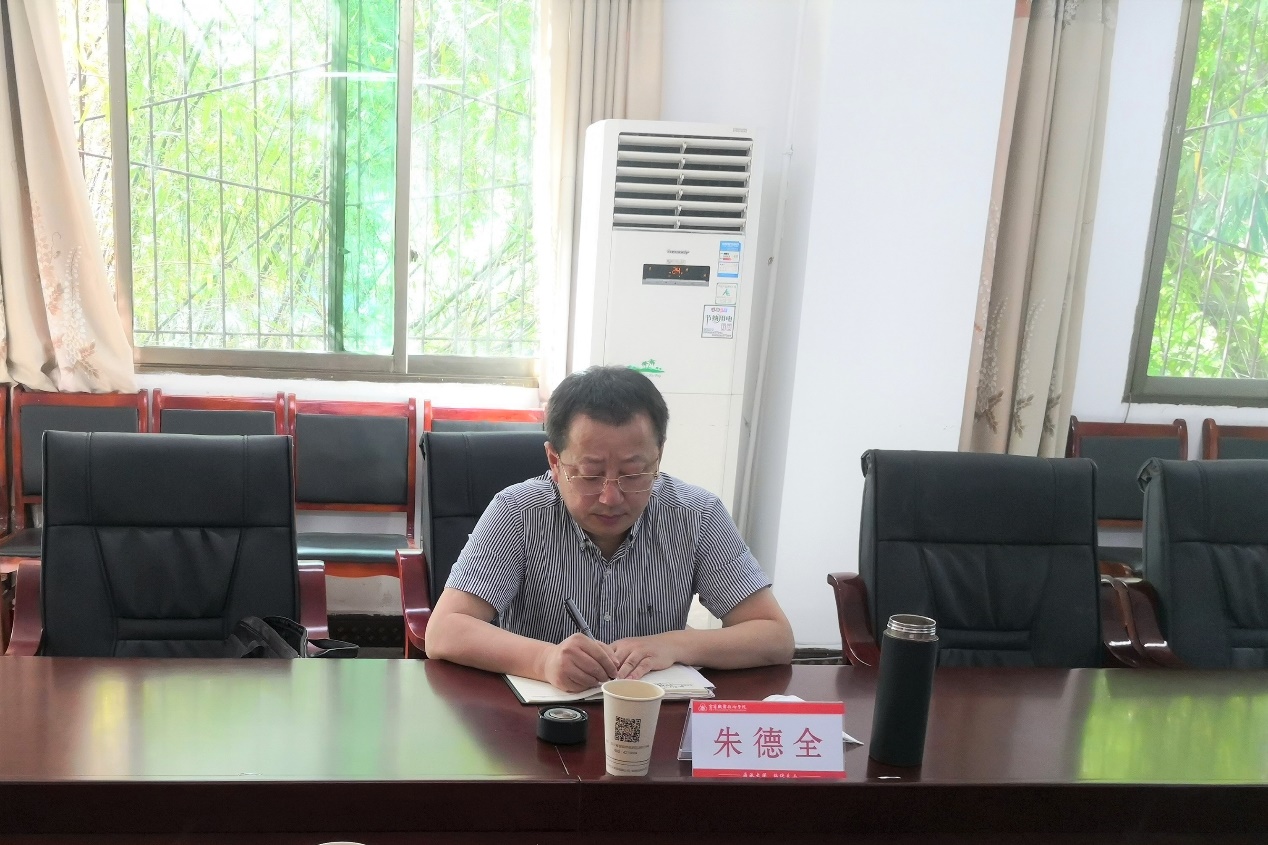 图片包含 窗户, 室内, 桌子, 男人描述已自动生成