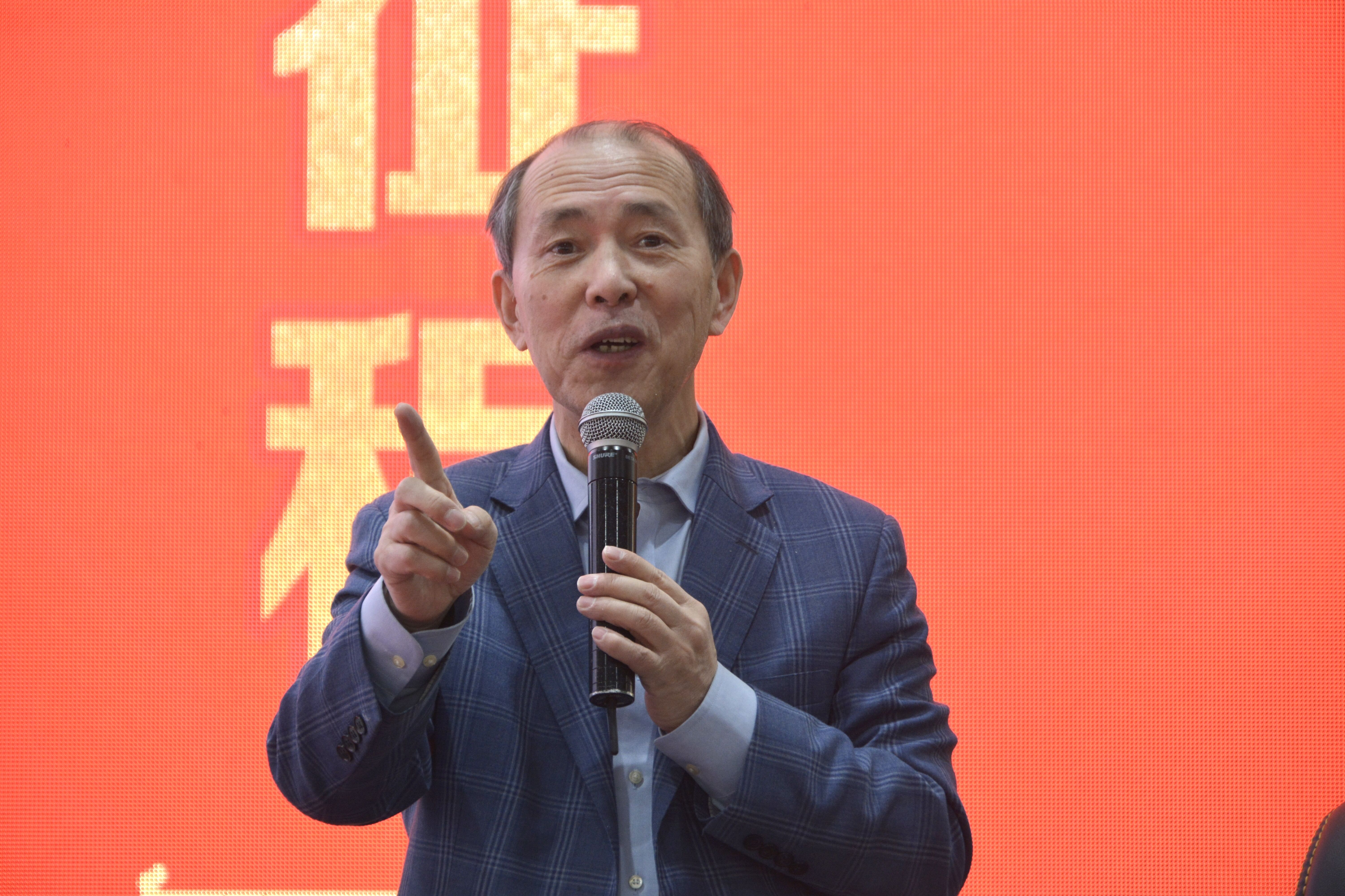 开启人生新征程时代楷模曲建武教授来我院开展广场思政活动